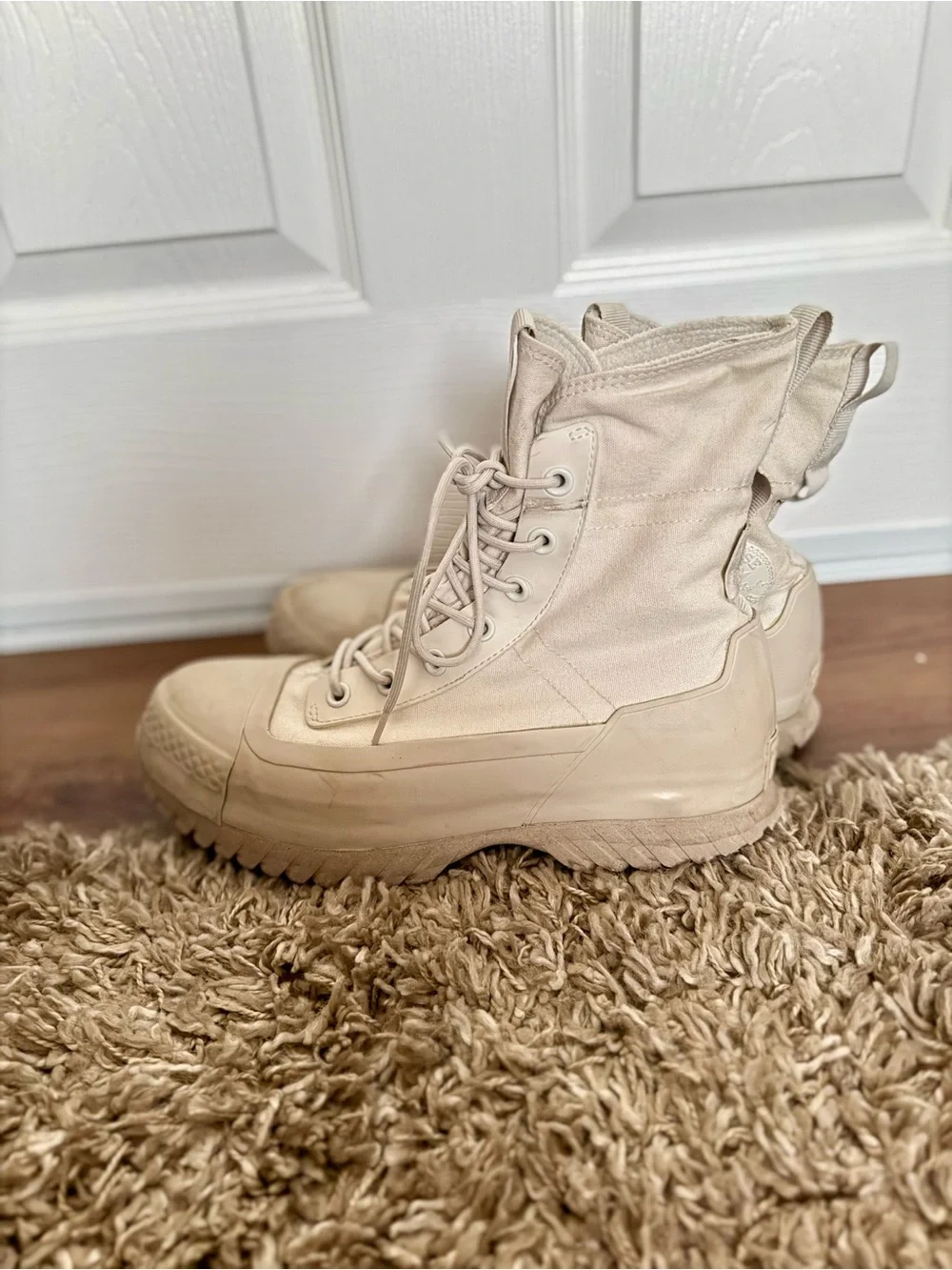 Converse unisex Chukka Boots in Light Beige/Cream